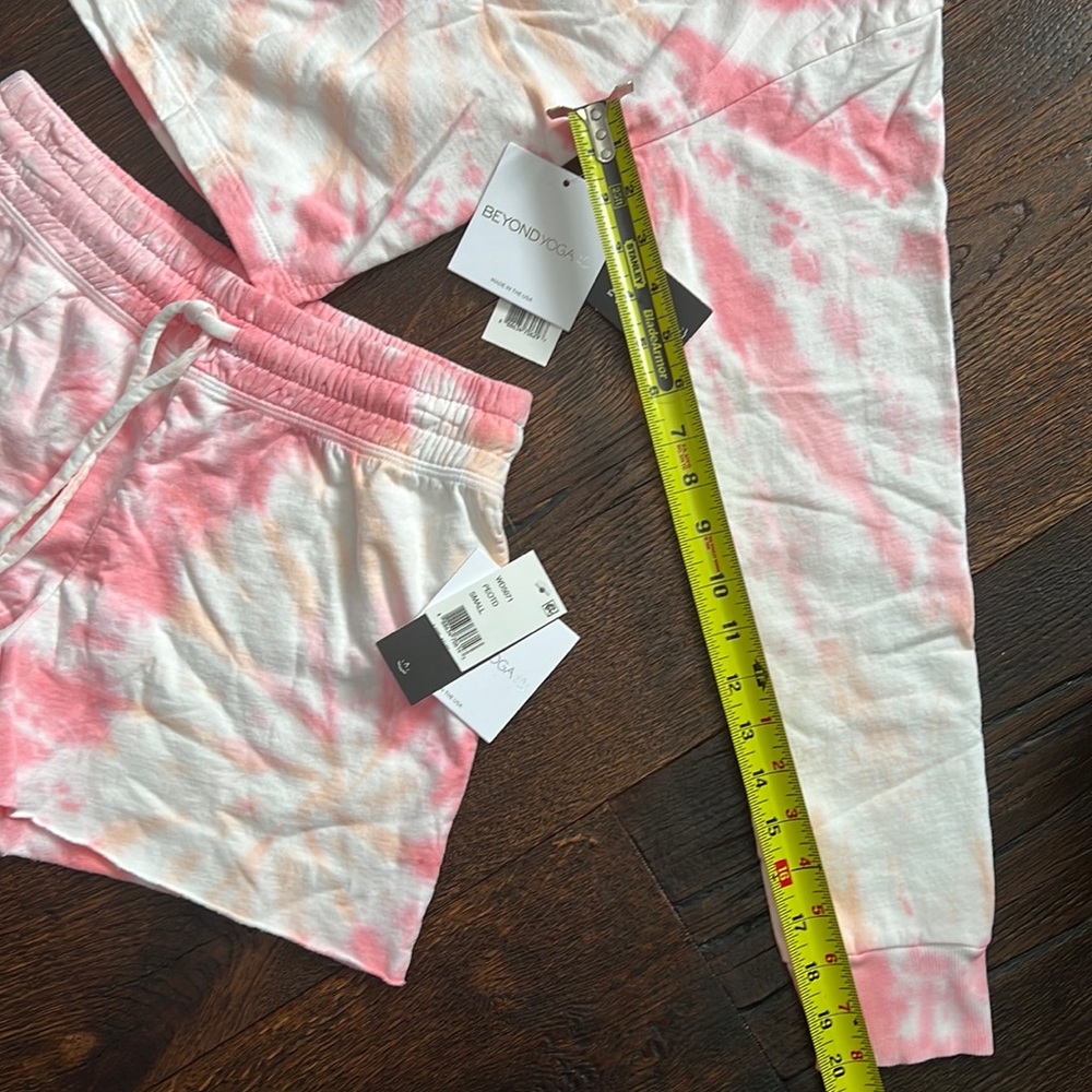 30. Beyond Yoga Weekend Pullover & Come Through Shorts Set Size Small - Picture 7 of 7